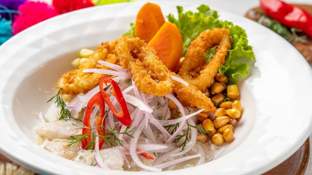 Ceviche carretillero con calamares al panko