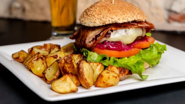 Tastaburger - Burger di Tastasal (200 grammi) con Asiago DOP, cipolla rossa stufata, pomodoro, insalata e bacon croccante con patate al forno