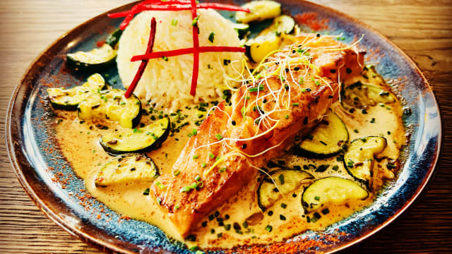 Tataki de saumon Riz parfumé et courgettes sautées aux graines de fenouil