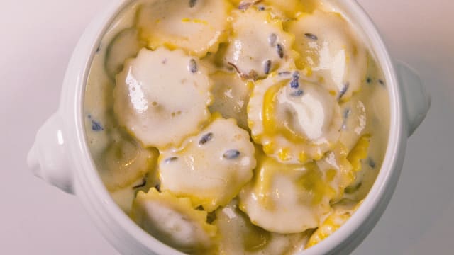 L'eccellenza:Anolini Piacentini con crema di Parmigiano Reggiano e lavanda