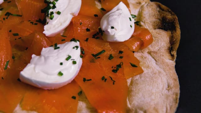 La pinsa con salmone affumicato scozzese,erba cipollina e burrata 