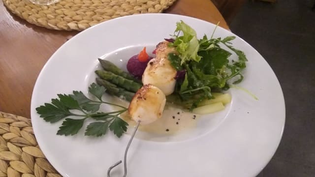 La brochette de St Jacques à la citronelle, quelques asperges, granité à la betterave rouge