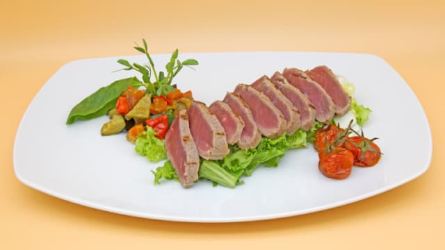 Tagliata di manzo con ratatouille di verdure patate - Sliced beef with vegetablepotatoes ratatouille