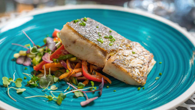 Suprema de corvina confitada en su jugo con verduritas y puré de apio