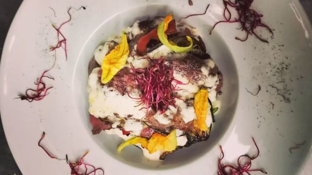 Millefoglie di vitella con stracciatella e fiori di zucca