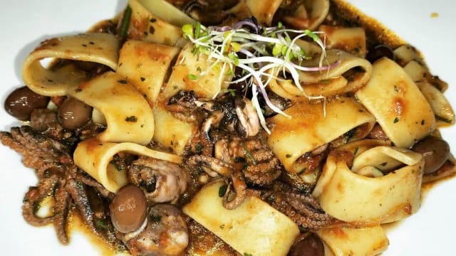 Mezzi paccheri con moscardini