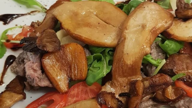 Tagliata di manzo con rucola,funghi porcini, pomodorini pachino e glassa di aceto balsamico