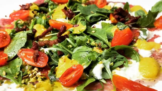 Carpaccio di manzo con salsa all`uovo, guanciale croccante, pomodorini pachino