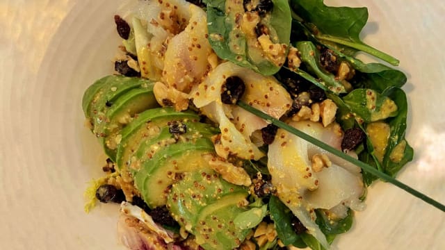 Ensalada verde con bacalao y frutos secos.