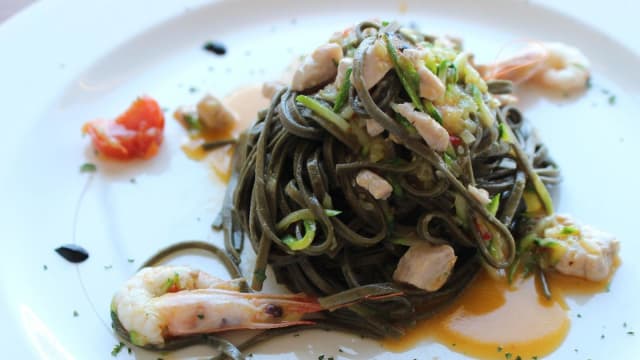 tagliolino al nero di seppia con zucchine, zenzero e tartare di tonno