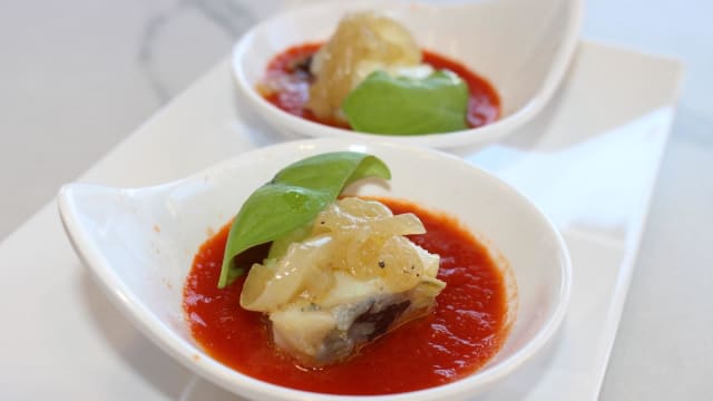 baccala scottato con salsa di pomodoro, cipolla caramellata e foglia di basilico