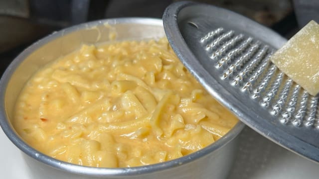 Pasta patate e provola! Serviti in tipica grattugia.