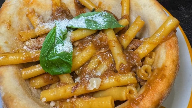 Ziti spezzati alla Genovese in panpizza