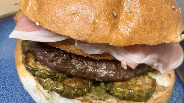Hamburger di scottona, zucchine a scapece, prosciutto cotto e provola impanata e fritta 