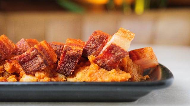 Torreznos Ibéricos con  sobrebase de patata revolcona