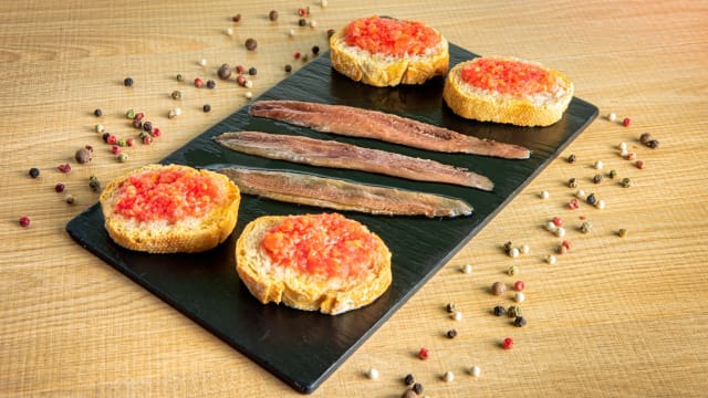 Anchoas del cantábrico con tostaditas de pan tumaca