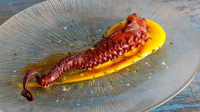 Pata de pulpo a la brasa con puré de boniato y aceite de pimentón 