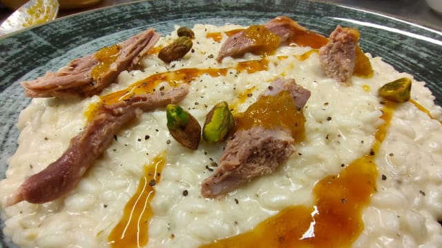 Risotto carnaroli, blu di capra, anatra confit, confettura di mandarini, riduzione di vermouth