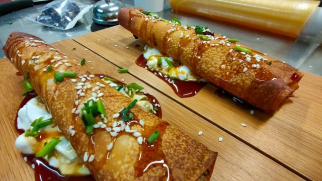 Involtini di pasta fillo, cipolle dolci, gamberi, riduzione di Sakè, salsa tzatziki