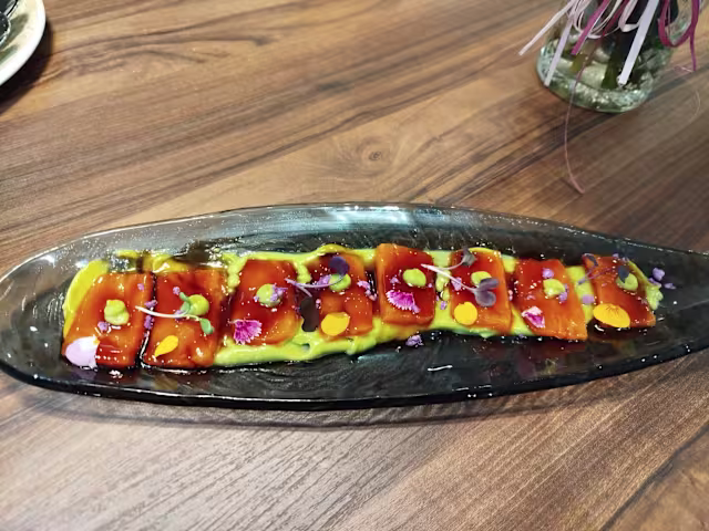 TIRADITO DE SALMÓN AL ENELDO, CREMOSO DE AGUACATE Y DULCE DE SOJA