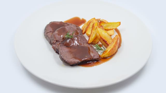 L'Arrosto di Vitello in Sugo di Cottura Aromatizzato al Rosmarino con Patate al Forno
