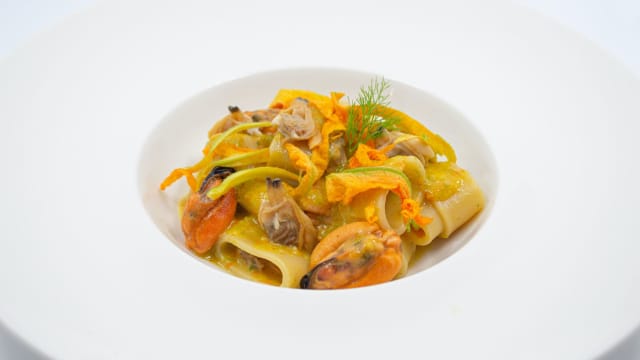 La Calamarata con Pesto di Fiori di Zucca, Cozze e Vongole