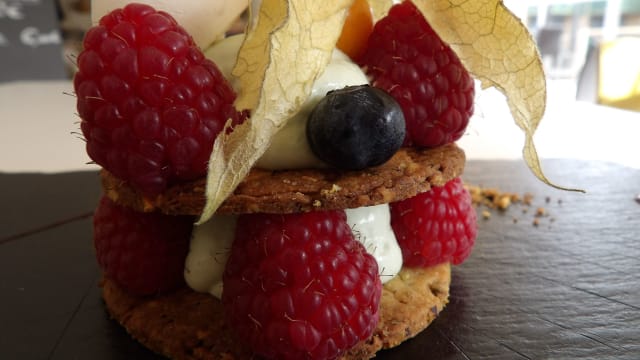 Mille-feuille de sablé à la noisette, pistache et framboise