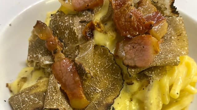 spaghettone alla carbonara con tartufo nero