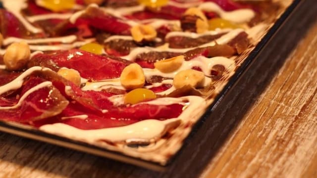 carpaccio di fassona, mango, creime freiche e nocciole