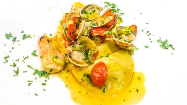 Ravioli freschi con vongole,gamberi,zuccine e pachiino