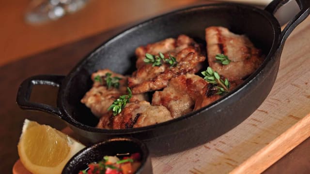 Mollejas a las brasas con limón fresco y salsa criolla
