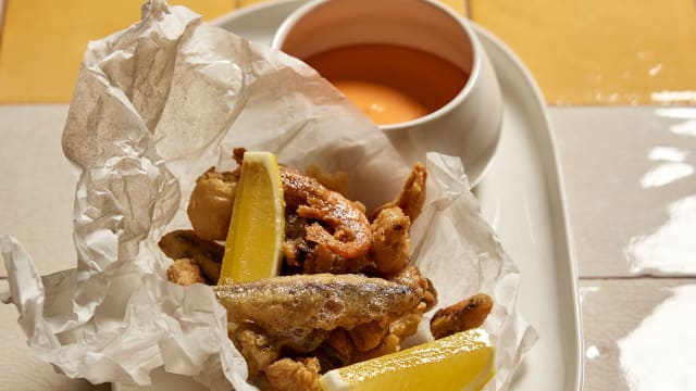 Fritures d'Eperlans & Encornets Sauce Piquante