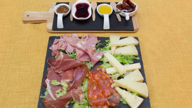 Tagliere misto con marmellate