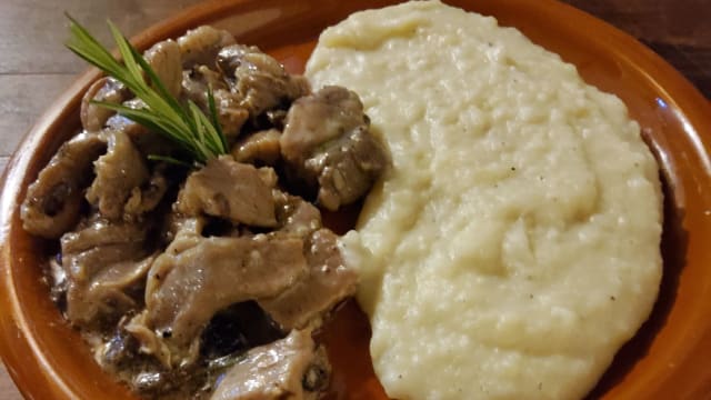 Stracotto saporito con puré di patate