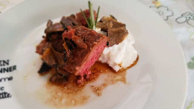 Hamburger di chianina con chenelle di stracciatella e tartufo