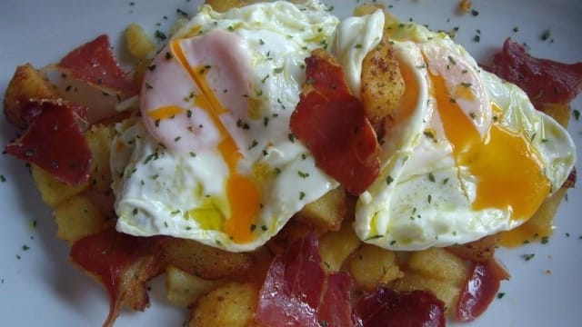Huevos rotos con jamón