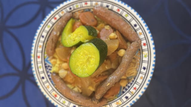 Un mélange de semoule et de merguez relevées, parfait pour les amateurs d’épices.