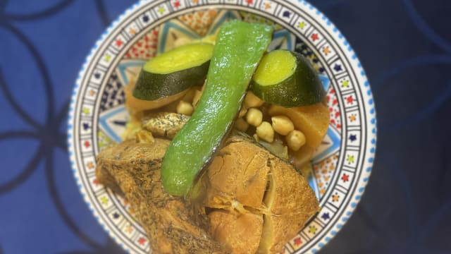 Une spécialité de la mer, avec du mérou accompagné de semoule et d’un bouillon délicatement épicé.