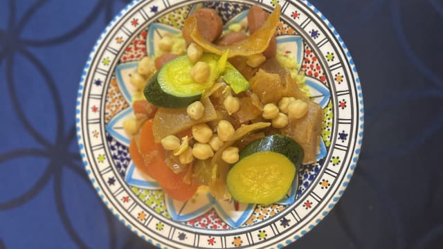 Le classique tunisien avec une semoule fine, des légumes mijotés et un bouillon parfumé.