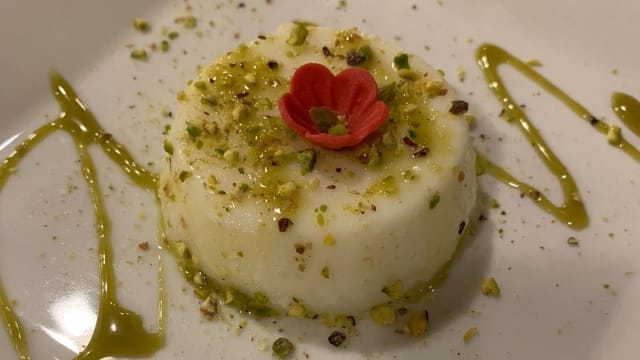 Dolce al latte e acqua di rosa