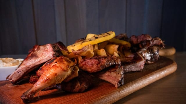 Il Fortino, maxi Grigliata con 1 Galletto, 1 Rostnciana, 2 Spiedini di Pollo, 2 Salsicce, doppia porzione di patate e doppia salsa