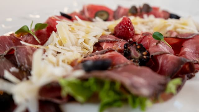 Scamone di manzo marinato, grana 36 mesi e frutti di bosco 