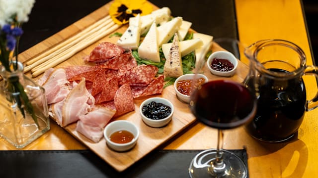 Tagliere di salumi e formaggi servito con miele e mostarde di frutta 