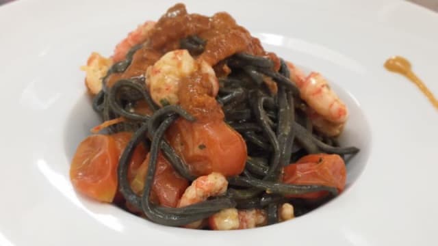 Tagliolini al nero di seppia con gamberi e ricci