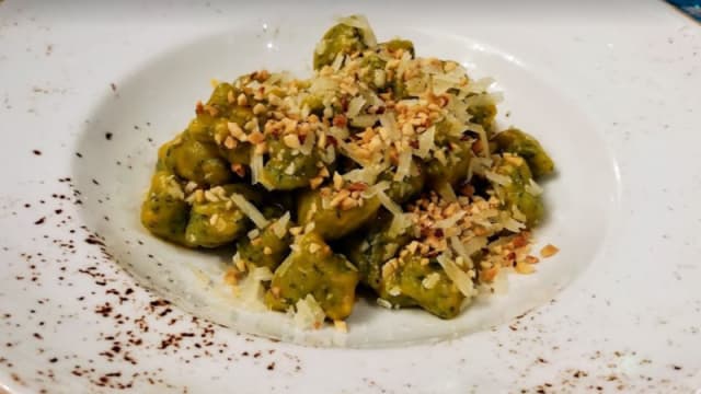 Gnocchi di friarielli con lardo di colonnta,  crema di zucca e nocciole tostate 