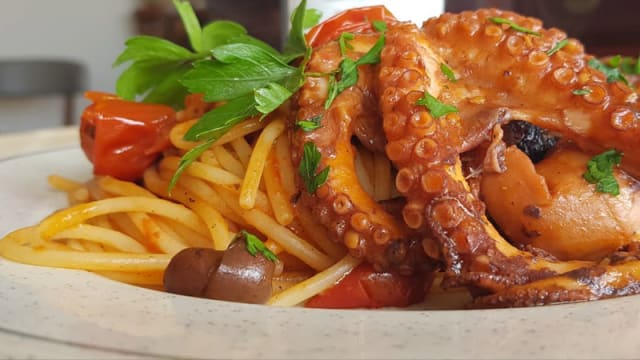 Spaghettoni con polpo di roccia alla Luciana 
