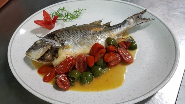 Orata con pomodorini, olive e capperi 