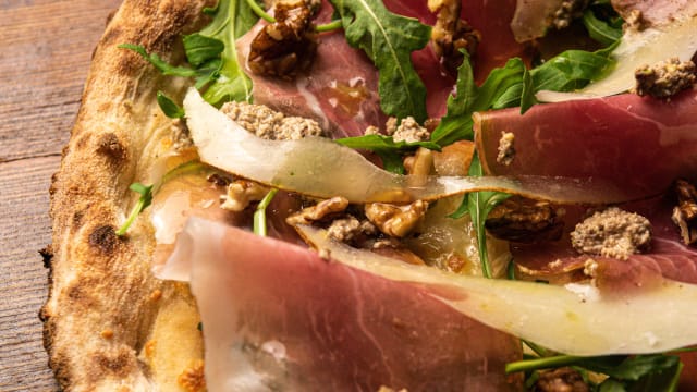 Prosciutto Crudo 24 mesi, Grana a scaglie, noci, crema di noci e rucola