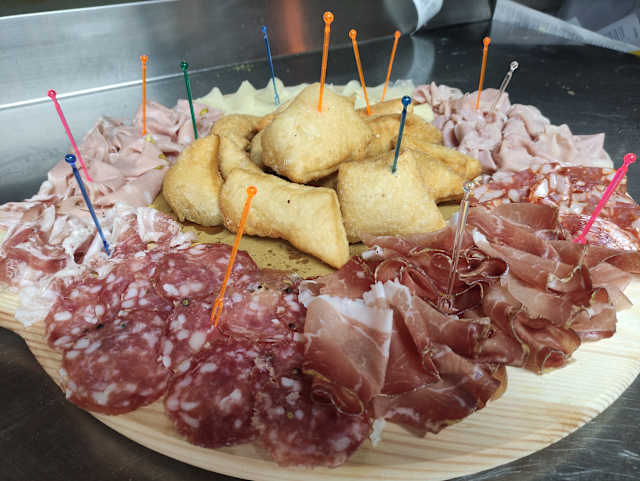 Tagliere di gnocco fritto con salumi e formaggi 