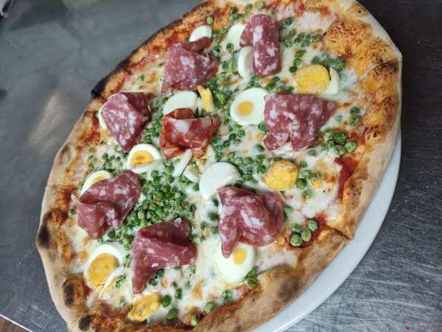 Pizza gentile salsa , mozzarella fior di latte,uovo sodo, piselli, salame napoli